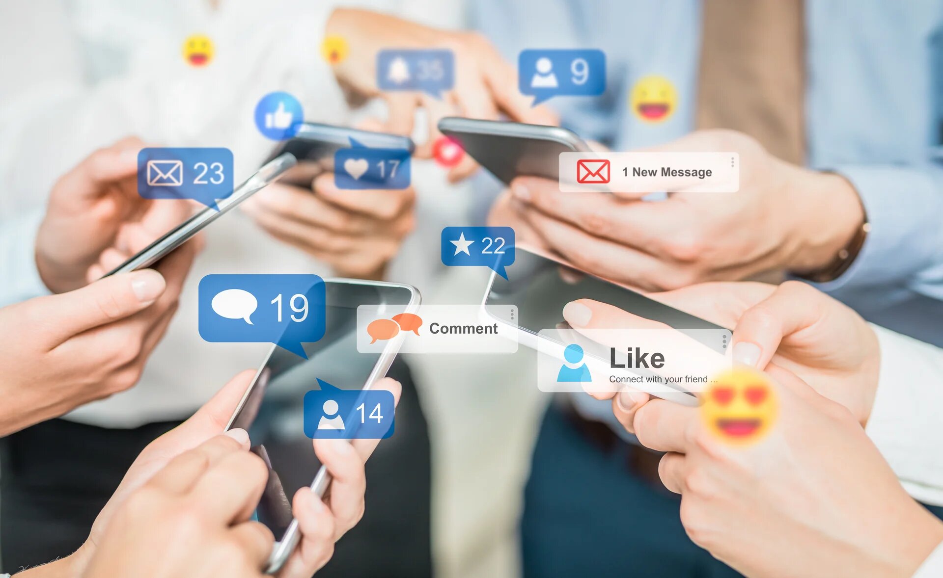 personnes tenant des téléphones et bulles de dialogues réseaux sociaux