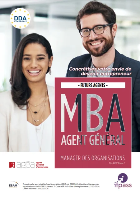 Un homme et une femme souriants en tenues corporate