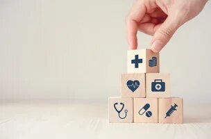 Une pyramide de 6 cubes en bois beige avec des symboles de santé 